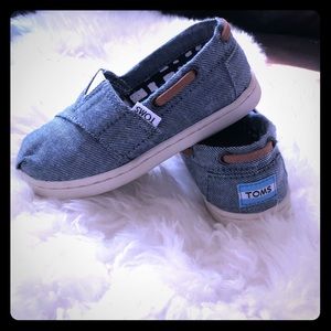 Toms kids size 7